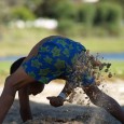 Kumdan su çıkarmak… Bayılırım çocukların kumda oynamalarına!… Eşerler kumu, eşerler kumu. Amaçları, kumdan su çıkartmaktır. Oysa deniz, oysa ırmak, oysa göl, çağıl çağıldır yanıbaşlarında. Yok sayarlar denizi, yok sayarlar ırmağı, yok sayarlar gölü....
