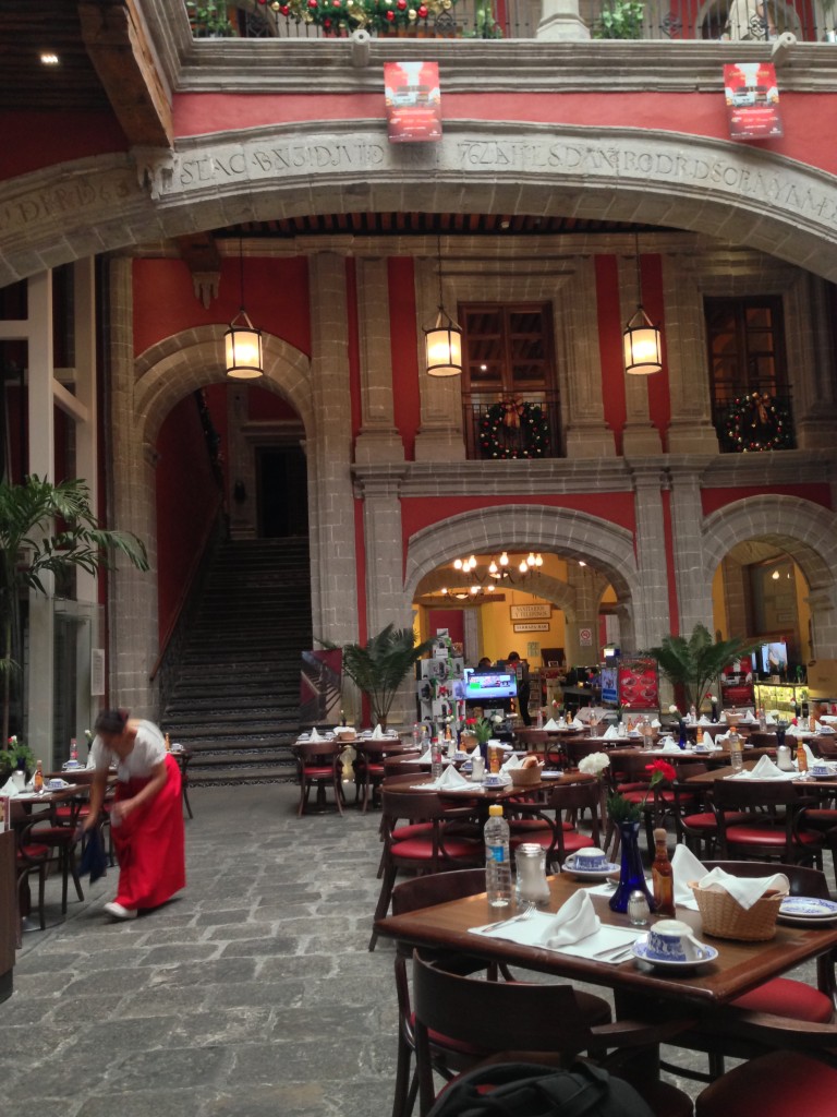 Mexico City'de ilk kahvaltımızı bu renkli mekanda yaptık