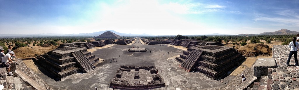 Ay Piramidi'nin tepesinden panaromik Teotihuacan görüntüsü