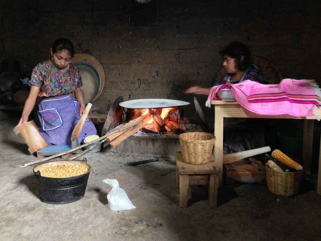 Evin hanımları mısır geleneksel Maya yemekleri pişiriyor