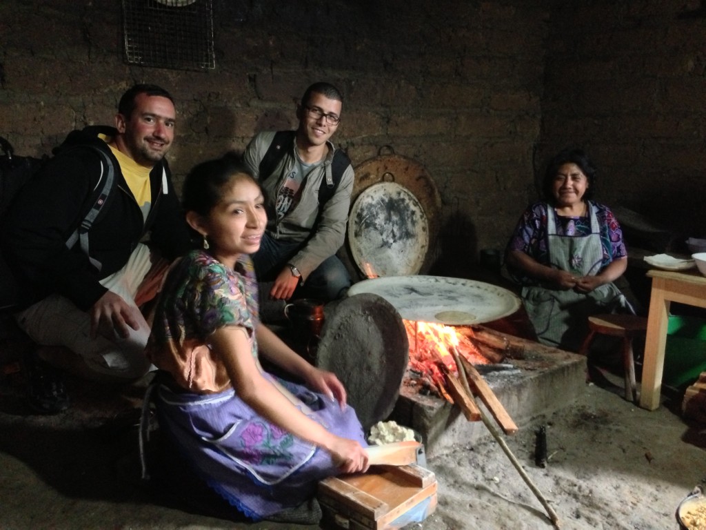 Yemeklerin tadına bakmadan ve fotoğraf çekmek konusunda daha ileri görüşlü "Maya Ana"larla poz vermeden olmazdı