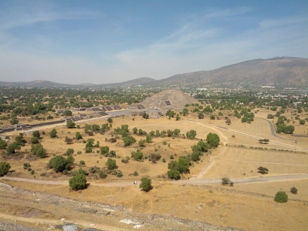 Güneş Piramidi'nin tepesinden Ay Piramidi manzarası