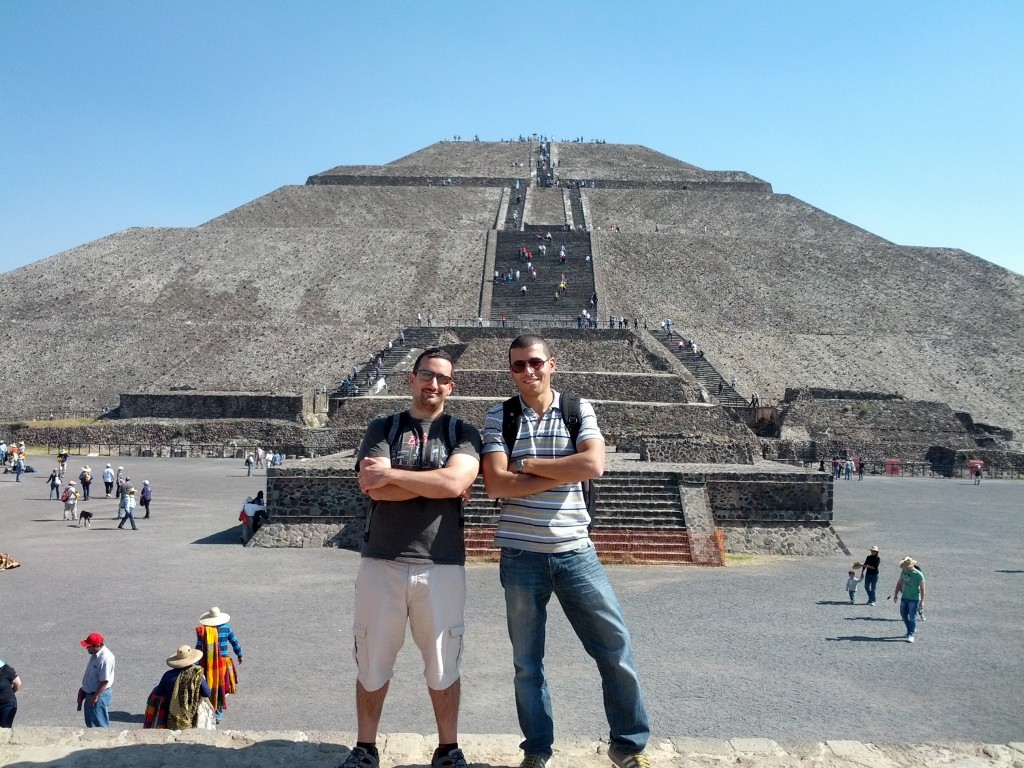 Bölgenin en büyük piramidi olan "Güneş Piramidi"ne tırmandıktan sonra gurur pozumuz