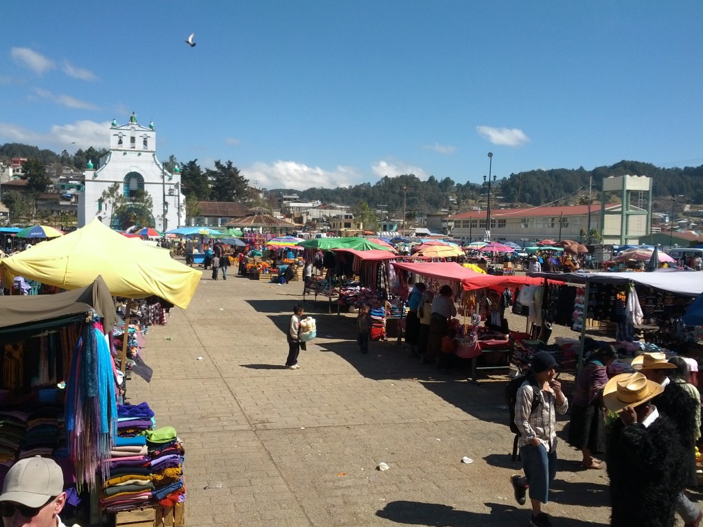 Chamula'nın meydanındaki yerli pazarı ve kilise 