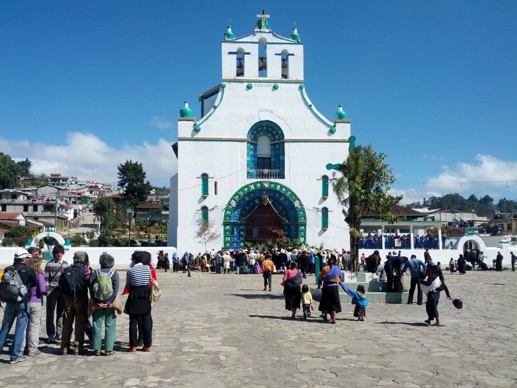 Köy meydanındaki kilise