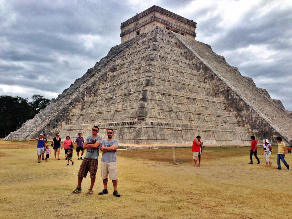 El Castillo Piramidi'nin önünde ellerinizi çırptığınızda çok ilginç ve etkileyici bir yankı gerçekleşiyor.