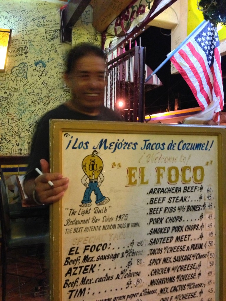 Lonely Planet Meksika rehberini e-kitap olarak satın alıp telefonlara yüklemiştik. Cozumel'in en iyi "taco"larını yapan El Foco'yu da bu sayede keşfettik.