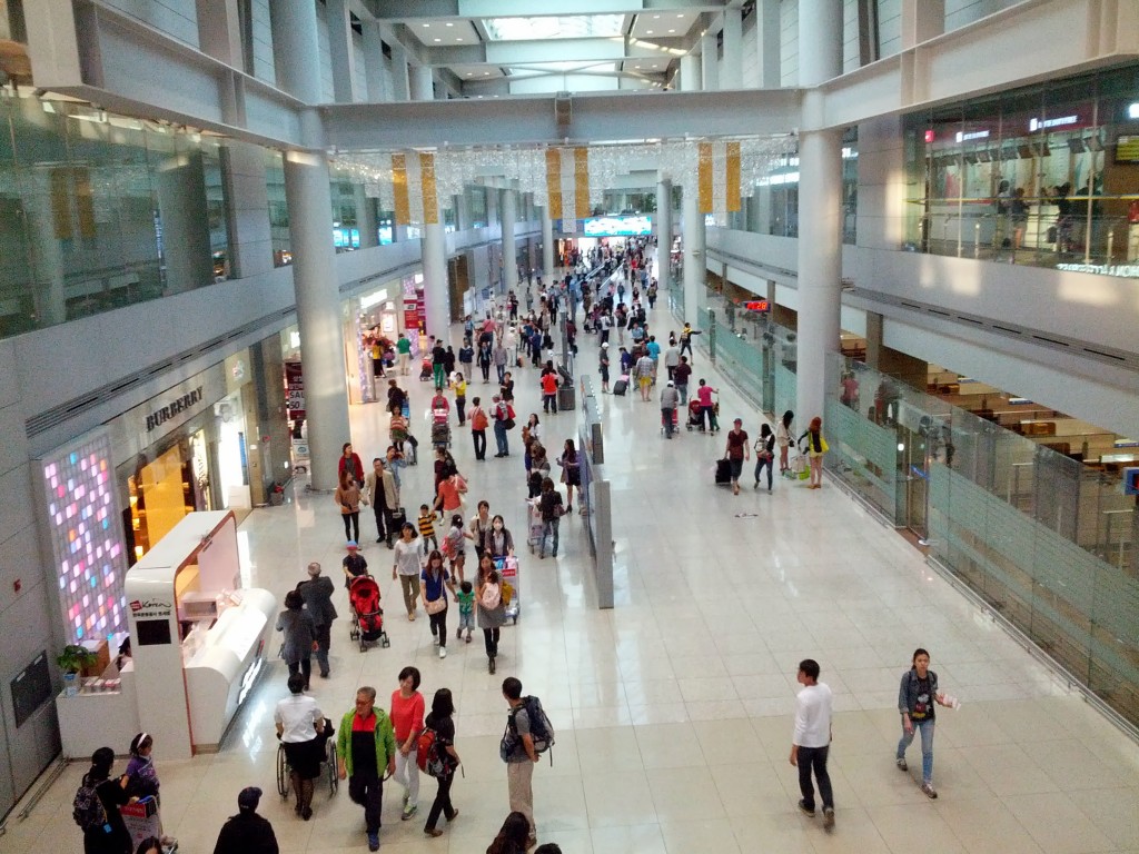 Seul Incheon Havaalanı son derece modern, ferah ve neşeli bir yer. İnsanlar yolculuk için değil de, koca bir alışveriş merkezine zama geçirmeye gelmiş gibiler.