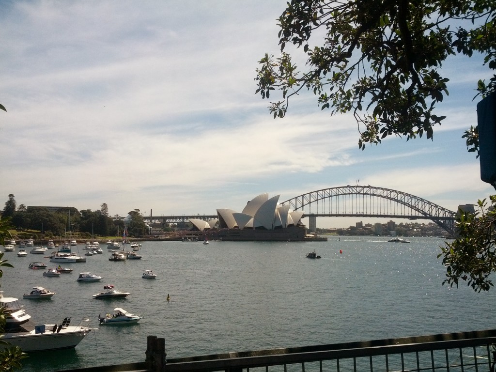 Botanik parkından Sidney Opera Evi ve Sidney Köprüsü manzarası. Opera Evi ve köprü manzarasını daha iyi yakalamak için tekne turu yapmak gerekiyor. (Tabi ki yaptım. :)) Tekneden fotoğrafları da bir sonraki yazıda paylaşacağım.