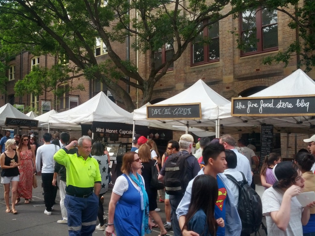 Opera Evi'nin yakınındaki liman bölgesinde Rocks Market kuruluyor haftasonları. Burası ufak bir pazar yeri gibi. Pazarın en çok talep gören standlarından biri de Türklerin işlettiği Dare Gözleme. Gittiğimde deneyemedim, ama Foursquare yorumlarına bakarsak son derece lezzetliymiş, yakında yeniden uğrayacağım. 