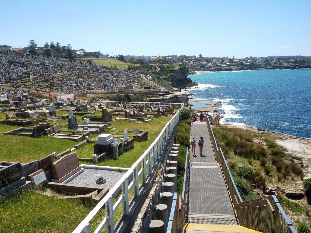 Çok ilginç bir anı oldu bu fotoğraf. Coogee - Bondi trekking yolunun ortasında bu devasa mezarlık ile karşılaşıyorsunuz. Mezarlık uçsuz bucaksız Büyük Okyanus'u selamlıyor. Yürüme yolundan ilerlerken sağınızda ve solunuzda "sonsuzluğu" hissediyorsunuz, çok ilginç bir duygu.