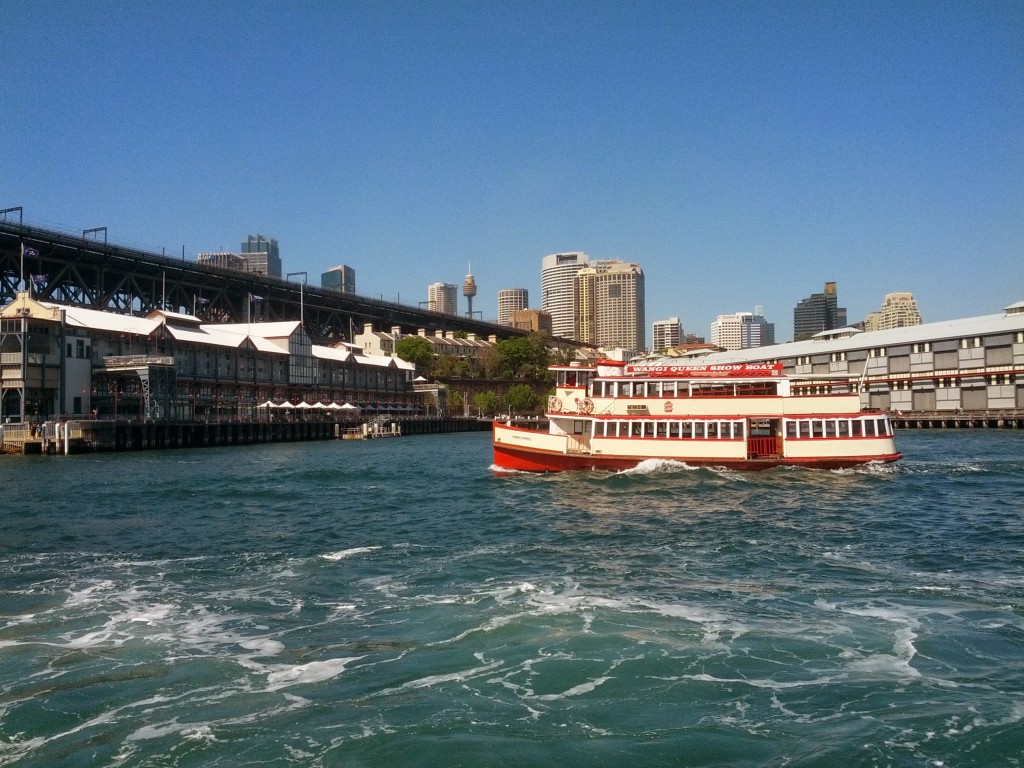 Sidney'de şehir içi ulaşımda vapurların önemi büyük. İstanbul Şehirhatları Vapurları kadar güzel olmasalar da bu renkli toplu taşıma vapurları Sidney limanına renk katıyor.