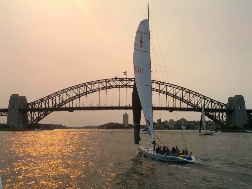 Sydney limanına dönüşünde muhteşem manzaralar yakaladım tekneden. Gökyüzünün turuncu olmasının nedeni Sidney'de nerdeyse 1 haftayı aşkın süredir devam eden çalı yangınları ve dumanların gökyüzünü kaplaması.