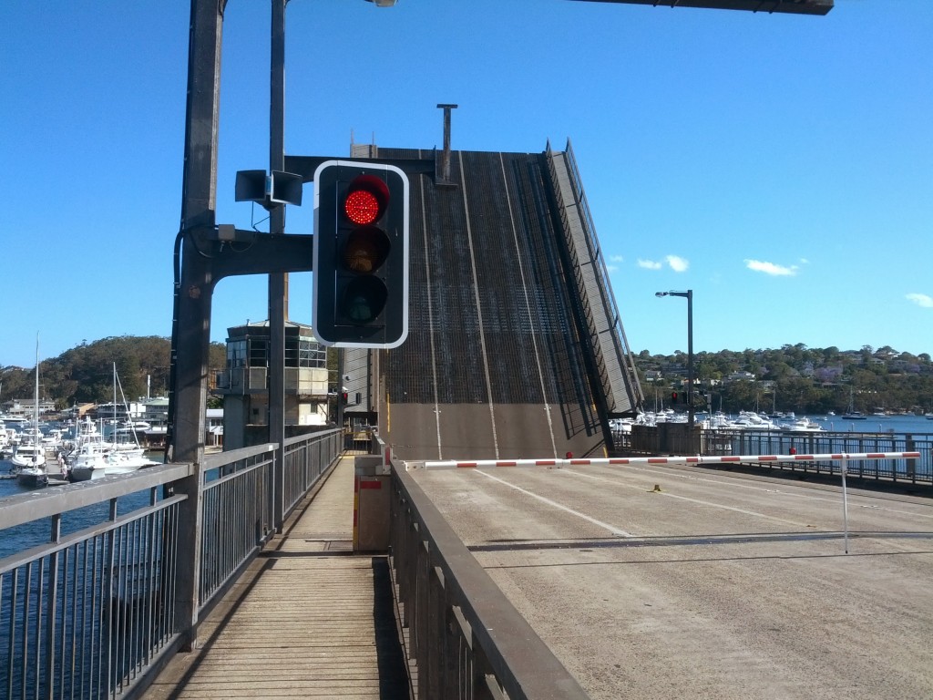 Turun sonlandığı nokta olan Spit Bridge. Haftasonları 16.30'da köprü kalkıyor ve teknelerin koya tekrar girip demirlemelerine izin veriliyor.