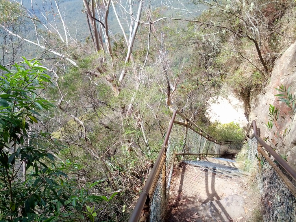 Bu merdivene "Giant Stairway" (dev merdiveni) ismi verilmiş. 861 basamakla beraber 300 metre alçalıyorsunuz. Merdiven çok dar ve dik olduğundan, ve uçurumun kenarından ilerlediğinden ciddi uyarılar koymuşlar tırmanmaya veya inişe başlamadan önce. 