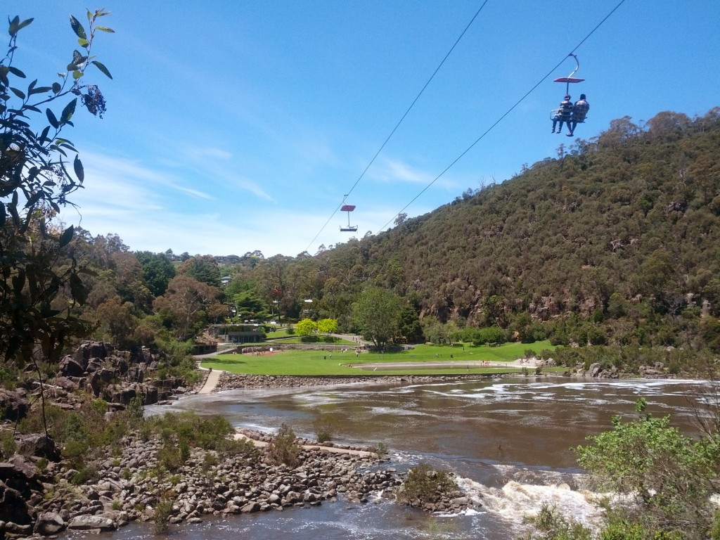 Cataract Gorge milli parkının  merkezindeki dinlenme alanı. Teleferikle bir tepeden diğerine geçebiliyorsunuz.