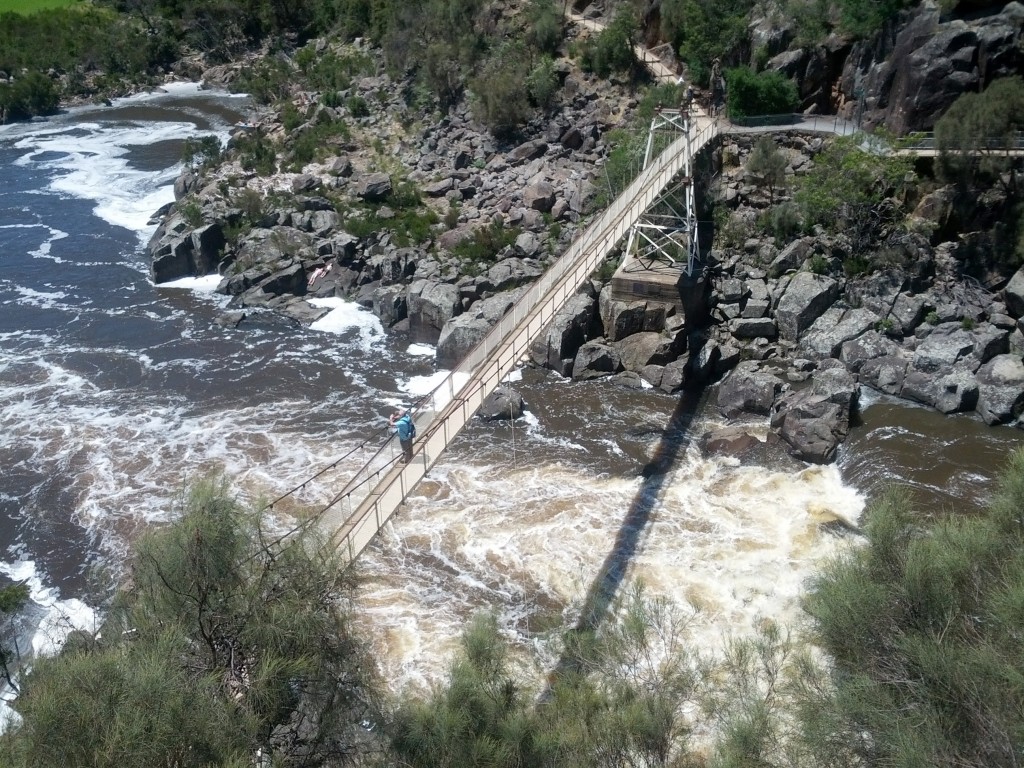 Nehir üzerinde bunun gibi 1 asma köprü daha var. Sel olduğunda nehir öylesine yükseliyor ki bu köprüler birkaç defa sel yüzünden yıkılmış. Parkta dolaşırken de birçok patikanın sel tehlikesi nedeniyle kapandığını görüyorsunuz.