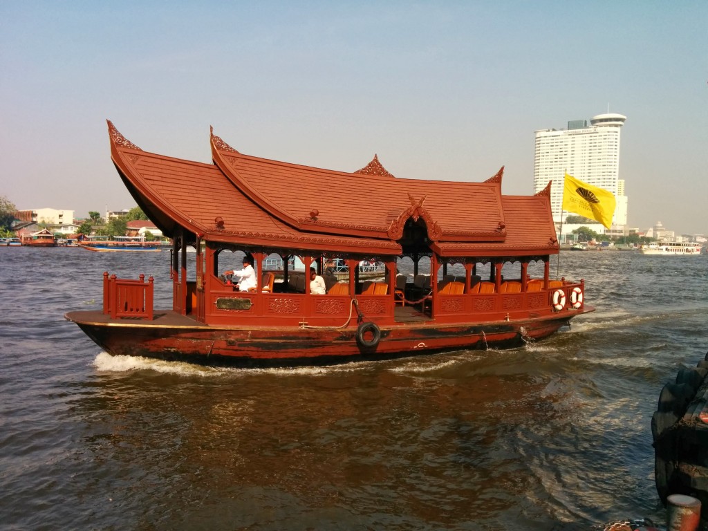 Bangkok'da İstanbul'u aratmayacak bir trafik var. O nedenle nehirde botlarla ulaşım, şehiriçi ulaşımın önemi bir parçası. Tabi üstteki görsel tamamen turistik amaçlı çalışan bir gezi teknesine ait.
