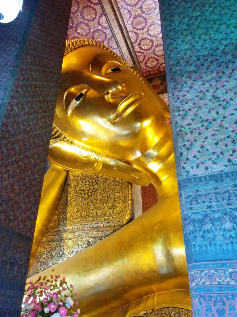 Dünyadaki en büyük ve altın kaplamalı Budha heykellerinden biri Bangkok'taki Wat Pho (Yatan Buda) Tapınağı'nda. 16. yüzyıl başında yapılan bu heykel 46 metre uzunluğunda ve 15 metre yüksekliğinde. Budha’nın nirvanaya ulaşması betimleniyor. Bangkok'taki tapınaklara girerken ayakkabılarınızı çıkarmak zorundasınız. Üstelik bazı tapınaklarda çıkardığınız ayakkabılarınızı yanınıza almanıza dahi izin verilmiyor, kapıda bırakmanız gerekiyor.