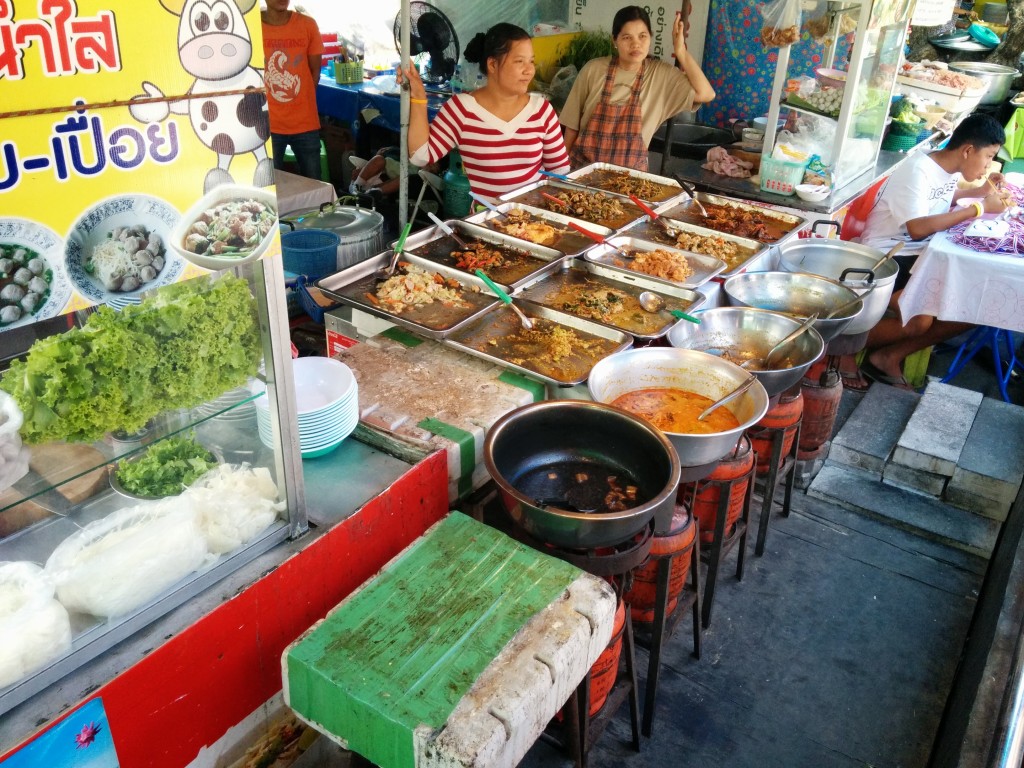 Bangkok'ta sokak yemeği şehrin en önemli kültürel öğelerinden biri. Nerdeyse tüm yerel halk akşamları sokak yemekleri ile karınlarını doyuruyor. Okuduğuma göre sokakta yemek yemenin maliyeti, yemeğini kendin hazırlamanın maliyetine göre çok daha düşük.