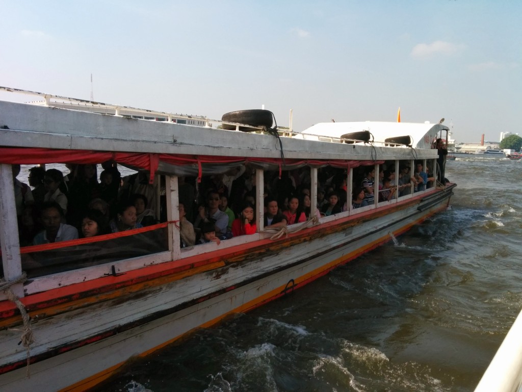 Bangkok'ta İstanbul'u aratmayacak bir trafik var. O nedenle nehirde botlarla ulaşım, şehiriçi ulaşımın önemi bir parçası. 