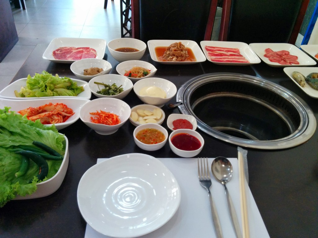 Bangkok'ta çok ucuz fiyata şehirdeki Kore restaurantlatında Kore usülü barbekü yapabilirsiniz. Burada seçtiğiniz et çeşitleri çiğ olarak önünüze geliyor. Masanın ortasında ise masaya entegre barbekü bulunuyor. Bu barbekü üzerinde etlerinizi istediğiniz gibi pişirip yiyorsunuz.