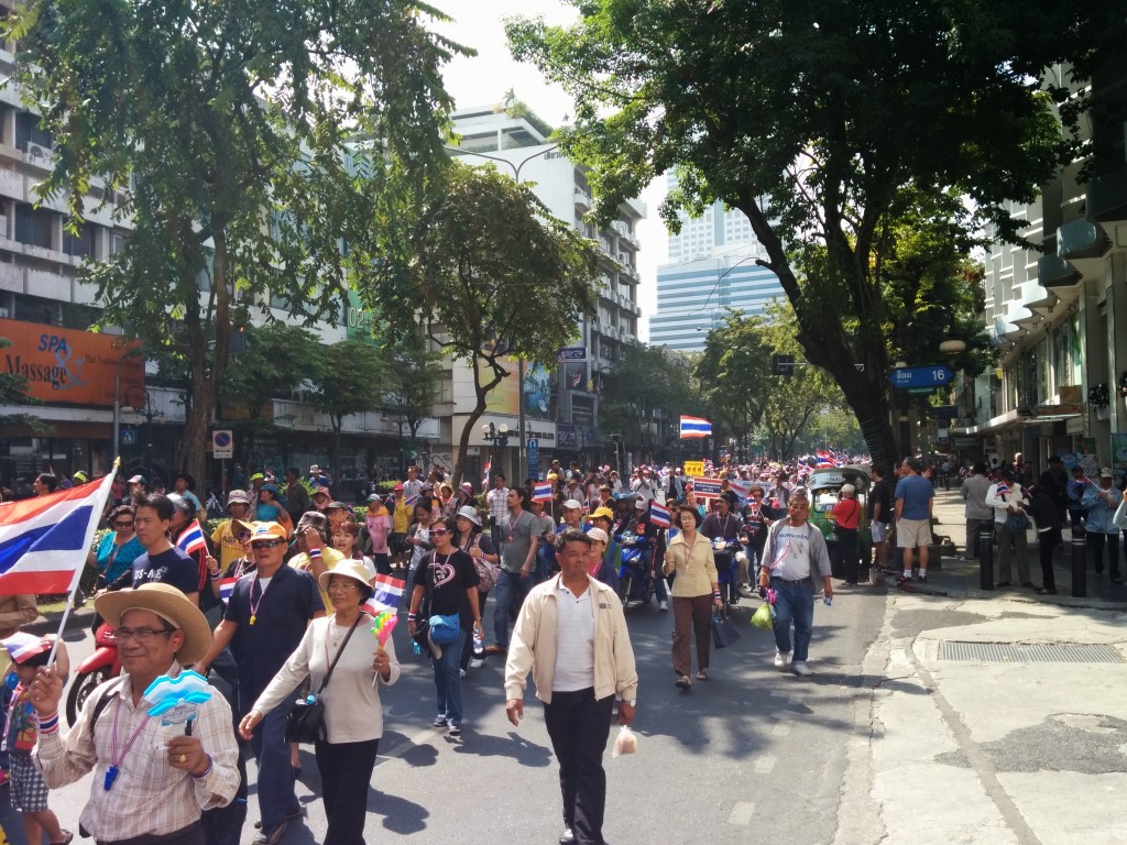 Bangkok'ta olduğum dönemde bizim medyamızda da bolca haber olan Bangkok protestolarına denk geldim.  Gözlemlediğim ve öğrendiğim kadarıyla son derece barışçıl ve polisin genelde müdahil olmadığı şekilde yaşanıyormuş protestolar.