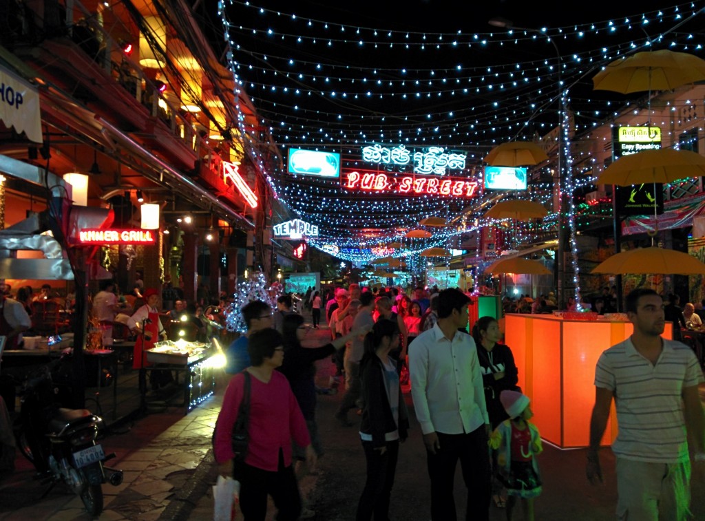 Siem Reap'in gece hayatı son derece hareketli. Bunun nedeni şehrin son derece turistik olması. Barlar sokağı diye tabir edebileceğimiz bu sokaktaki tüm kafe ve restaurantlar ambiyans ve menü çeşitliliğinde Avrupa'daki muadillerinin aşağısında değildi.