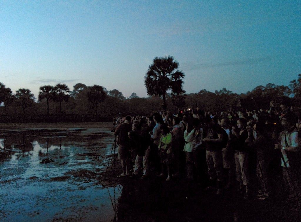 Güneş doğarken en güzel Angkor Wat pozunu çekebilmek için yüzlerce turist güneş daha doğmadan yerlerini alıyor göl kenarında. Biz de sabah 4.30 civarı yerimizi almıştık.