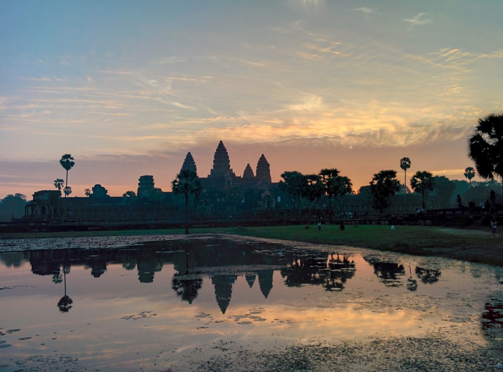 Kamboçya'ya gelme nedenimiz güneş doğarken Angkor Wat tapınaklarının bu sihirli görüntüsünü fotoğraflayabilmekti. Kelimelerle anlatamayacağım kadar ilginç ve etkileyici bir ambiyans vardı güneş doğarken.