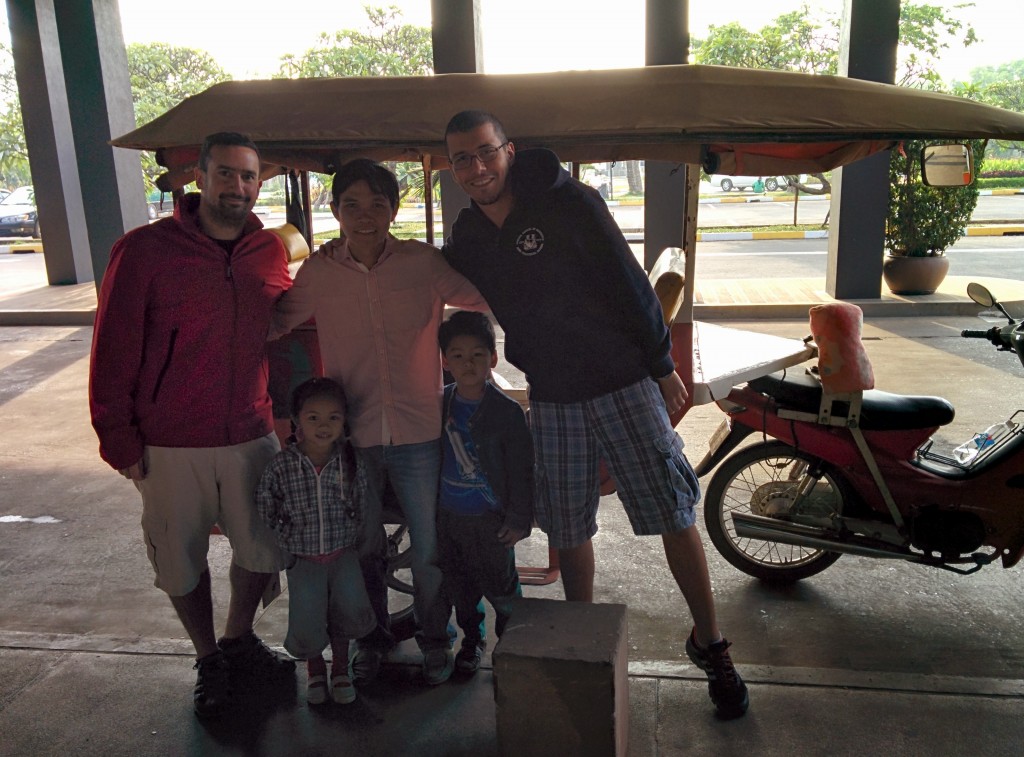 Kamboçya'dan ayrılmadan önce Ryan ve ufak çocukları ile veda fotoğrafımız.