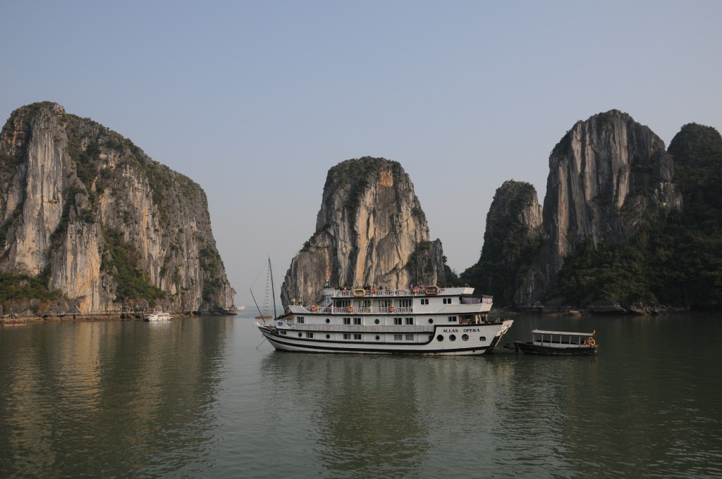 Ha Long Bay bölgesinde benzer turlar yapan çok fazla sayıda firma var. Dolayısıyla bölgenin en turistik koyları ve adaları mevsimine göre son derece kalabalık olabiliyor.