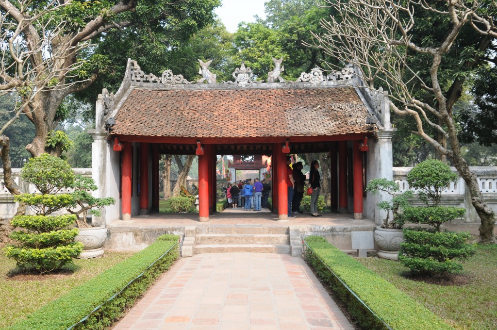 Temple of Literature'un girişi. Bu fotoğrafı çekebilmek için dakikalarca yoldaki turist yoğunluğunun azalmasını bekledik.