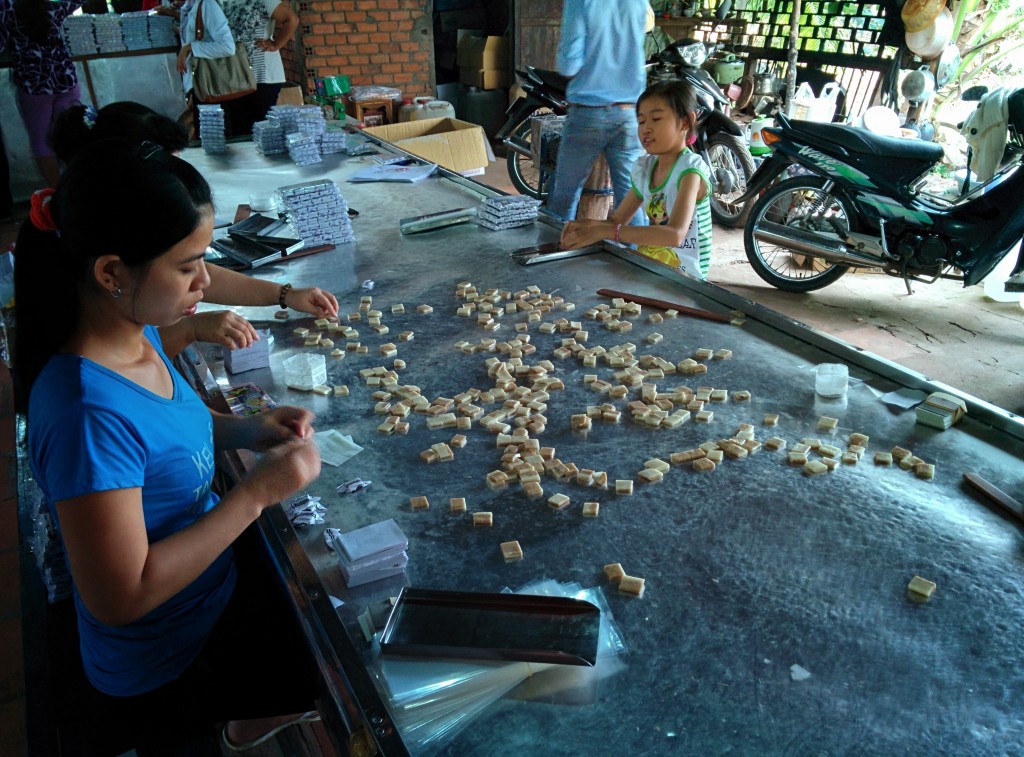 Mekong Delta'dan dönüş yolunda uğradığımız bir köyde geçimini bu gördüğünüz ve oldukça da lezzetli hindistan cevizi aromalı şekerleri üreterek kazanan insanlar.
