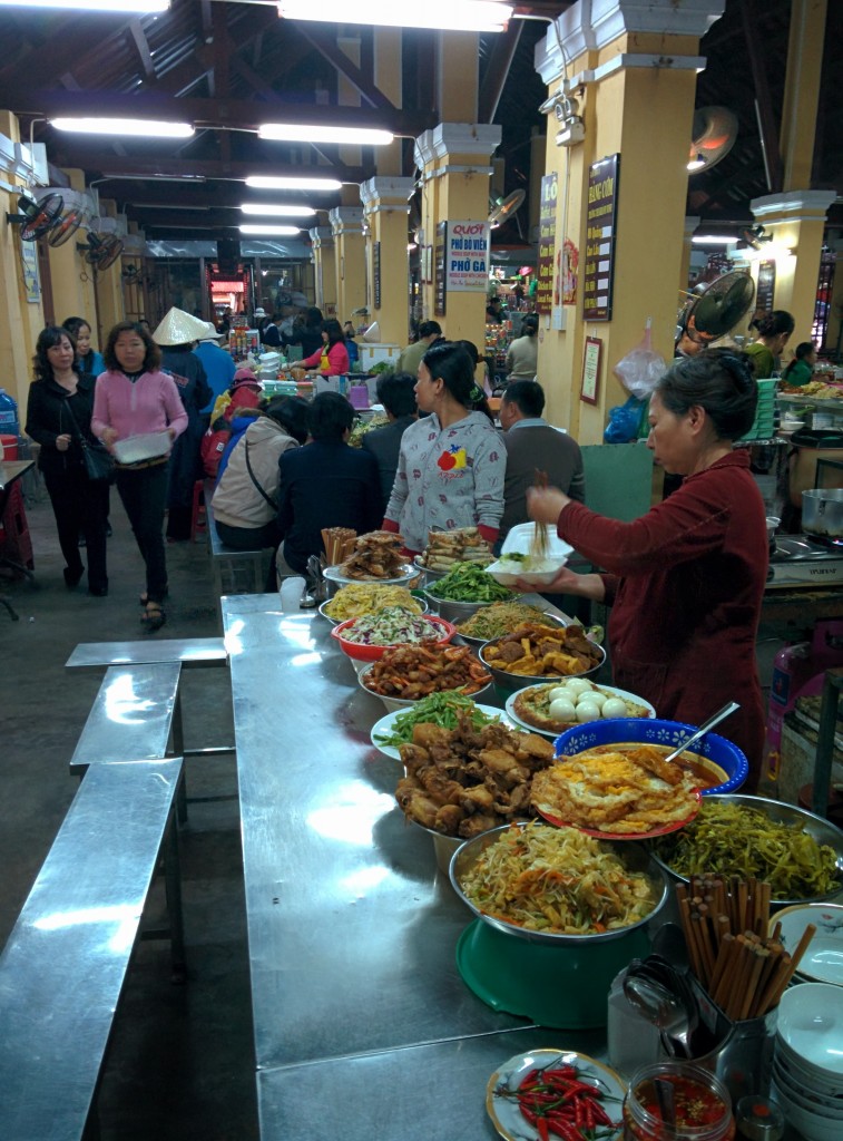 Hoi An'a yolu düşecek olanların bu yemek çarşısına kesinlikle uğramasını öneriyorum. Çarşının başı dev bir kasap. Günlük taze etler restaurant'lara buradan dağıtılıyor. Biraz ilersinde yiyecek ve baharat çarşısı var. Birçok hediyelik eşyayı büyük pazarlıklarla alabilirsiniz. Çarşının en ucunda ise çok çok ucuz fiyatlara (öğle yemeği 2-3 TL) yerel halkla beraber yemek yiyebilirsiniz.