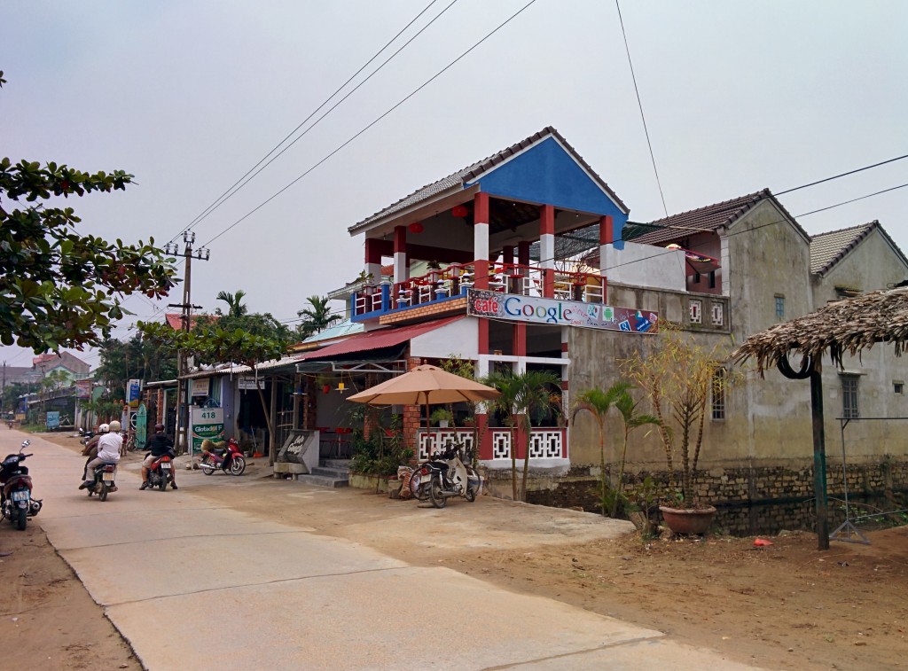 Hoi An'da bir öğleden sonra motorsiklet kiralayıp çevre köyleri gezdik. Hiçbir turistin olmadığı ve teknolojiden uzak köylerden birince bir Google kafeyle karşılaşınca durup o anı ölümsüzleştirdim.