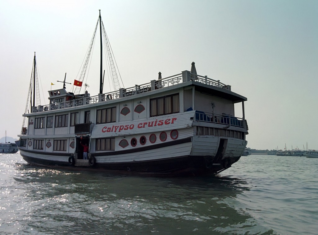 Ha Long Bay'de 4 gün boyunca koyları ve adaları gezdiğimiz tekne. Servis son derece iyiydi ve çok memnun ayrıldık. İlgilenenler için turu satın aldığımız firma: Calypso Cruise