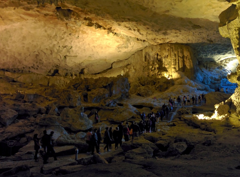Dev mağaranın için birçok gezi teknesinden gelen turistlerle doluydu.