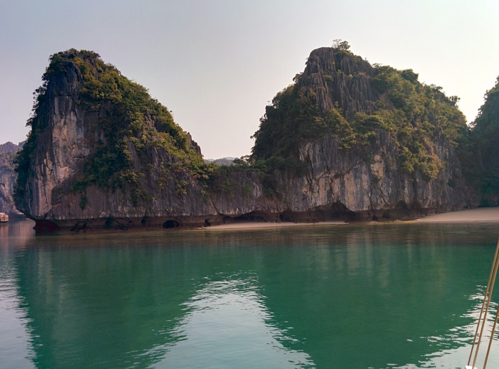 UNESCO dünya mirasları arasında bulunan Ha Long Bay bölgesi, kireç taşından (kalker) oluşan binlerce adacık ve kayalık bulunduran bir bölge ve 334 kilometrekarelik bir alanı kapsıyor. Bu kireç taşı oluşumlar, 500 milyon yıllık bir sürecin ürünü.