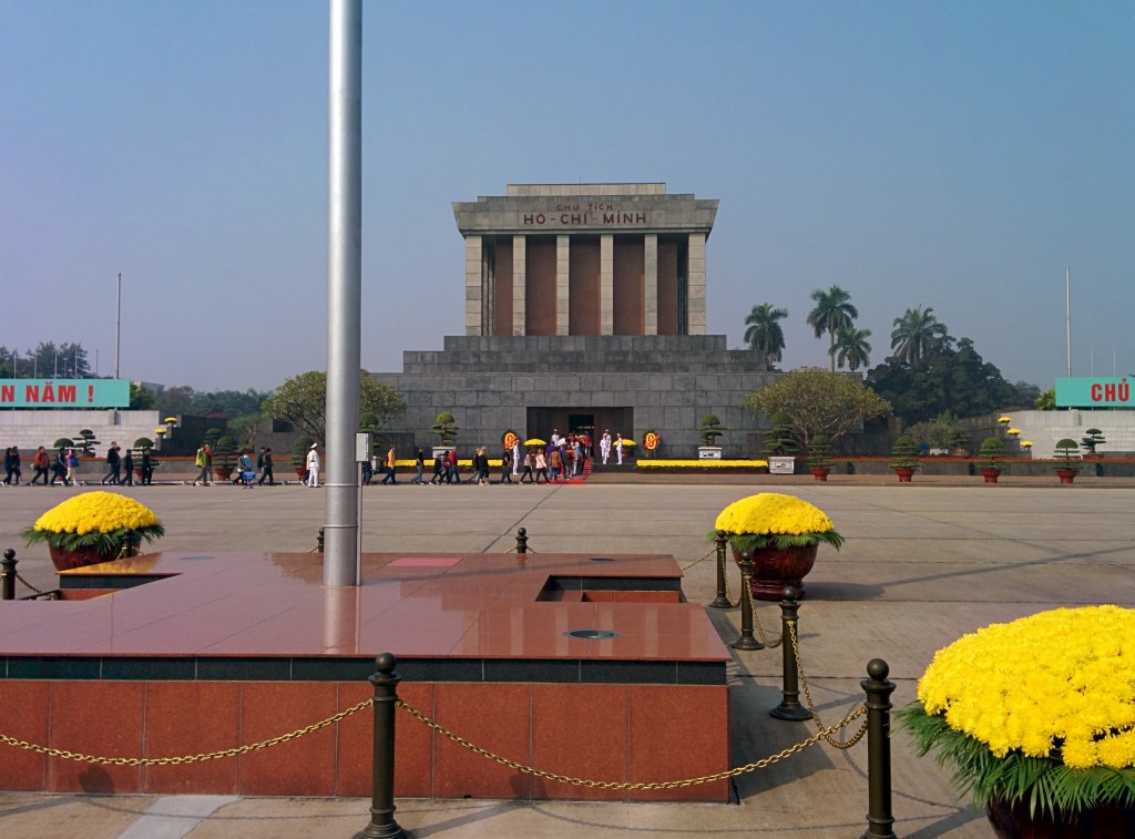 Ulu önderimiz Atatürk'ün yattığı Anıtkabir'e çok benzeyen Ho Chi Minh anıt mezarı. Çok büyük kontroller ve güvenlik önlemleriyle içeri alıyorlar ve içeride fotoğraf çekmek kesinlikle yasak.