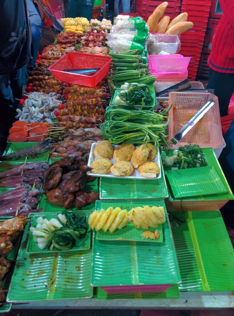 Vietnam'ın birçok şehrinde olduğu gibi Hanoi'de de kaldırımlara kurulan sokak satıcılarında yemek yemek çok popüler. Önünüze serilmiş yiyecek seçeneklerinden istediklerinizi bir sepete dolduruyorsunuz ve sonra mangal başındaki arkadaşa teslim ediyorsunuz. Mangaldaki arkadaş seçtiğiniz yiyecekleri belli bir seviyeye gelinceye kadar pişiriyor, ama tam pişmeden masanıza getiriyor. Çünkü kaldırıma kurulan seyyar masanızın ortasında bir tüp ve pişirme sistemi var. Pişirme işlemine kendiniz istediğiniz gibi devam ediyorsunuz. Çok değişik bir tecrübe.
