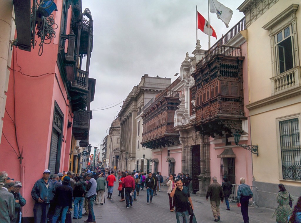 Lima'nın dar ve renkli sokakları.