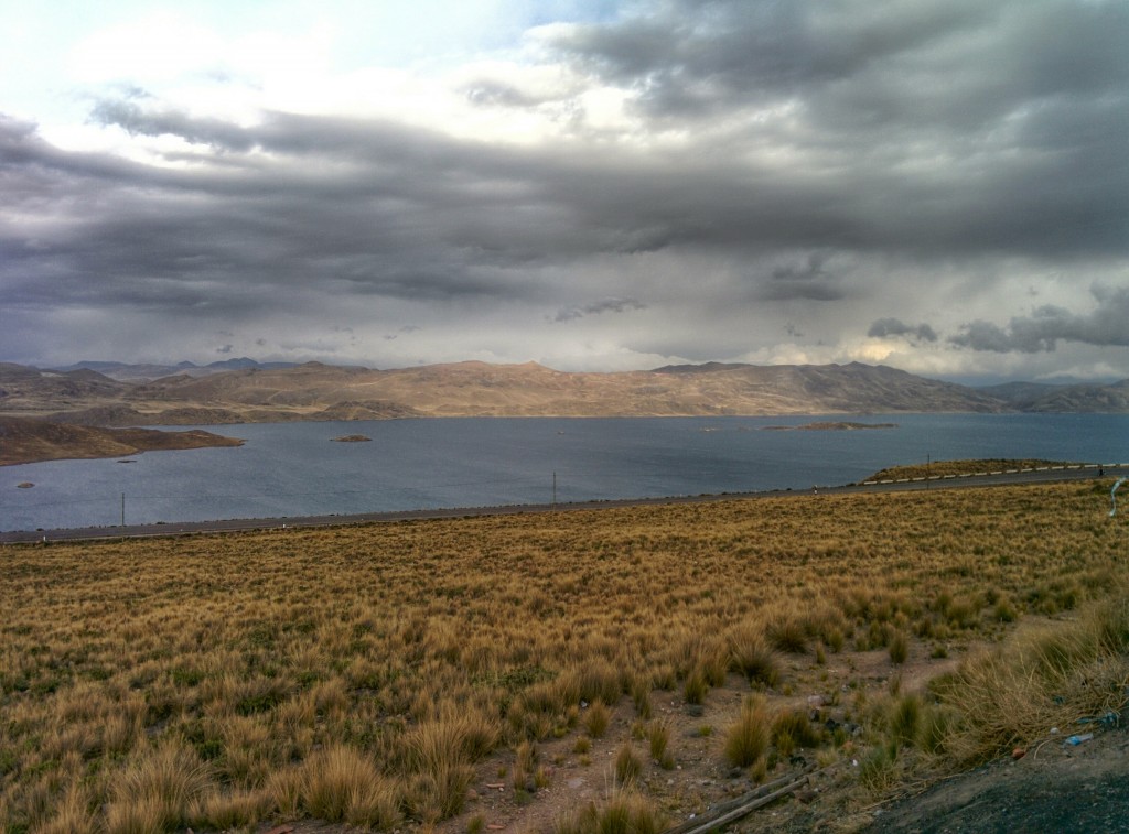 Arequipa'dan Puno şehrine çok güzel manzaralar eşliğindeki 6-7 saatlik bir otobüs yolculuğa ile geldik. Puno şehrine gitme amacımız, dünyanın üzerinde ulaşım yapılabilen en yüksek gölü olan Titicaca gölünü (3800 metre) ve çevresindeki yerel yerleşimleri görmekti. 