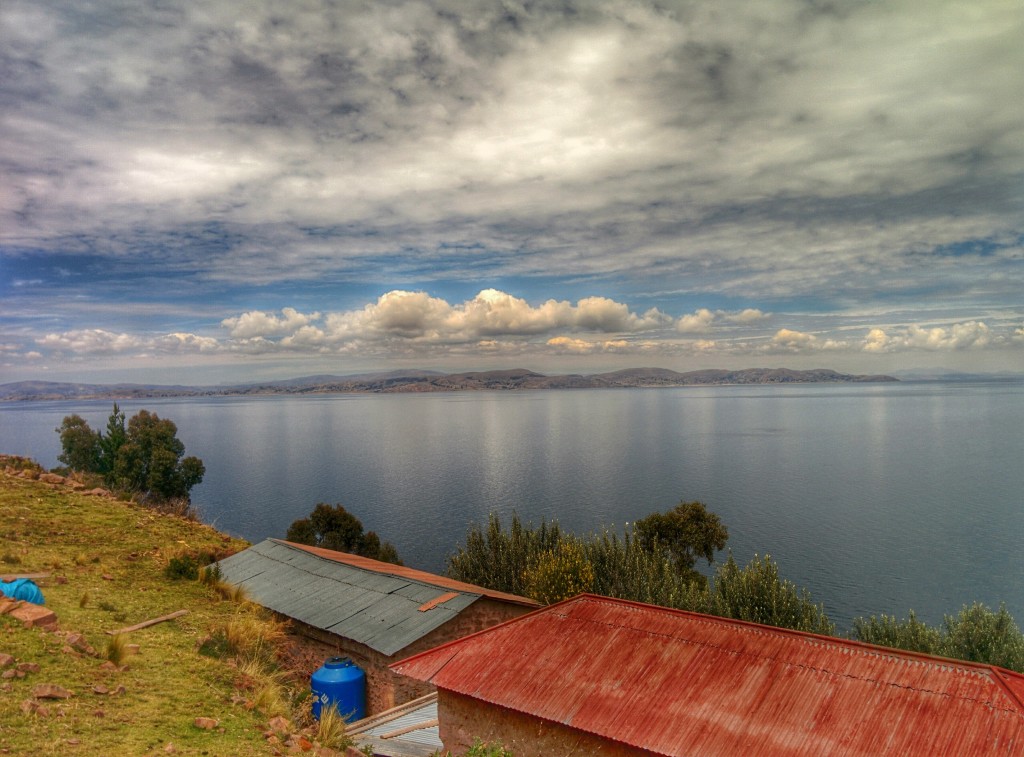 Dünyanın üzerinde ulaşım yapılabilen en yüksek gölü olan Titicaca, Peru ve Bolivya ülkeleri arasında bir sınır. 8.288 kilometrekare alana sahip ve bu Türkiye'nin en büyük gölü olan Van Gölü'nün kapladığı alanın 2 katından daha fazla bir alan demek.