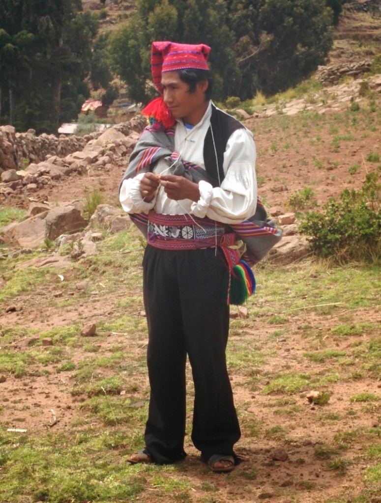 Titicaca gölünde ziyaret ettiğimiz adanın kendine özgün kuralları varmış ve bu kurallardan biri erkeklerin örgü örmesiymiş.