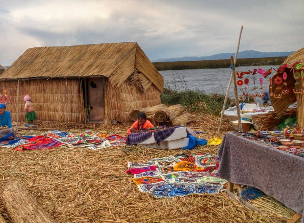 Uros halkı, bizim ziyaretimizle birlikte kendi dokudukları tekstil ürünlerini ve süs eşyalarını sergilediler.