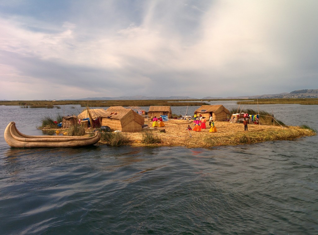 Yemekten sonra Titicaca gölündeki yüzen adalardan birine vardık. Bu yüzen adalar, basit anlamda suyun üzerinde devasa sazlıklara benziyorlar. Adaların başıboş dolaşmaması içinse gölün tabanına ağırlıklarla ve çubuklarla sabitliyorlarmış. Her adada farklı bir aile yaşıyor ve birçoğu turist ziyaretine kapalı.