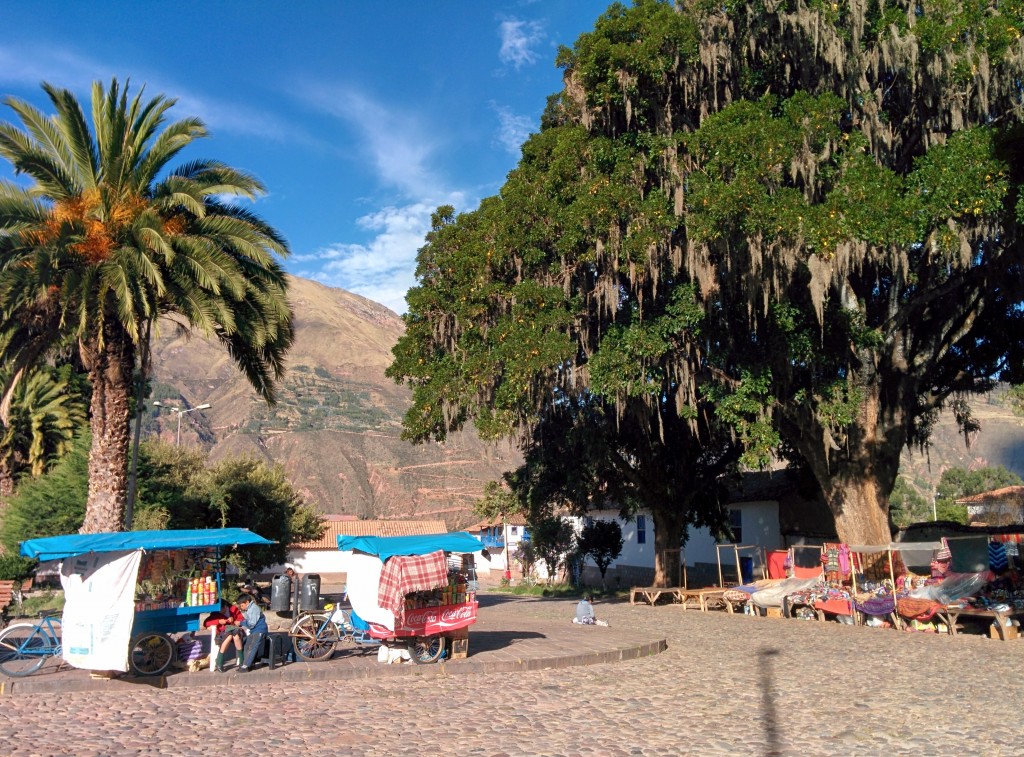 Bu fotoğraf Cusco yolculuğundaki son mola noktamızdan akşamüstü çekildi. Hani bazı yerler vardır, inanılmaz bir enerji ve huzur verir insana, burası da öyle bir yerdi işte. 1 saat mola vermiş olsak da müthiş bir duygu ve enerji ile ayrıldık bu şirin kasabadan.