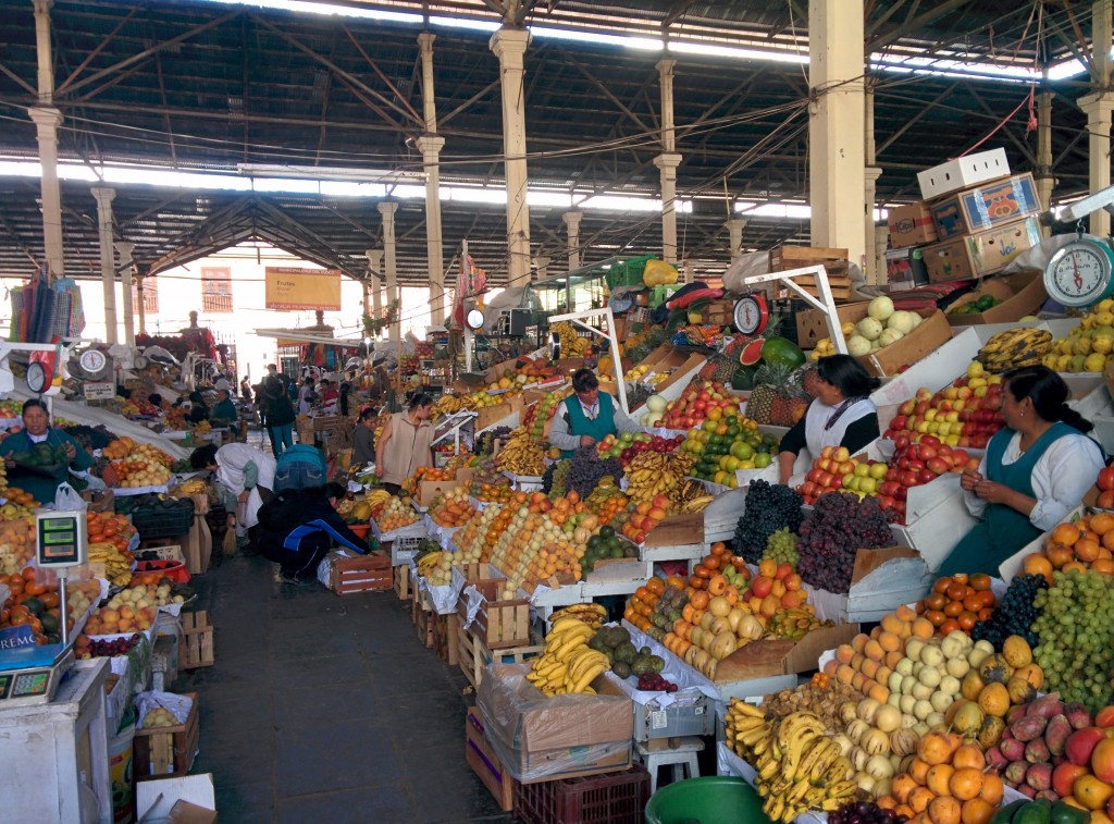 Cusco şehrine bir gün yolunuz düşerse şehrin merkezindeki halk pazarına mutlaka birkaç saat ayırın. Yiyecekten hediyelik eşyaya birçok şeyi çok ucuz fiyata alabilirsiniz. Ayrıca gözlem yapmak, fotoğraf çekmek ve hatta insanlarla sohbet etmek için harika bir yer.