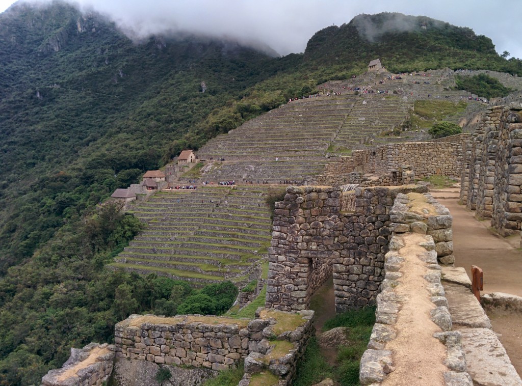 And Dağları'nın zirvelerinin birinin üzerinde 2.360 metre yükseklikte, Urubamba Vadisi üzerinde kurulmuş olan Machu Picchu Peru'nun Cusco şehrine 88 km mesafede. Şehir, İnka hükümdarı Pachacutec Yupanqui tarafından 1450 yılları civarında inşa ettirilmiş.